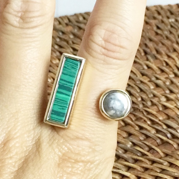 CN Malachite Rectangular Inlaid Green and White Ring Gold Toned Size 8 - Picture 5 of 5